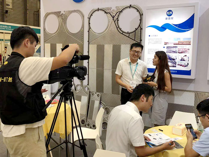 工业废水处理厂家康景辉上海展会现场新闻媒体采访